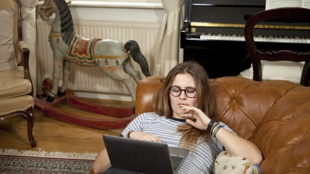 Profesör Furied, yetişkinlerin Harry Potter, Açlık Oyunları, Twilight gibi çocukların ve gençlerin ilgisini çekecek eserleri yakından takip etmesini yetişkinlikten kaçma isteğine bağlıyor